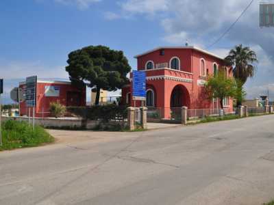 Per raggiungere il Parco Dune Costiere imbocchiamo l'uscita "Fasano centro" della statale e ci immettiamo quindi nella strada che conduce a Ostuni. Dopo circa 13 chilometri all�altezza della frazione di Montalbano appare sulla sinistra l'Albergabici, centro informazioni dell'oasi, attivo in un'ex casa cantoniera dal colore rossiccio: � questo il punto di partenza della nostra esplorazione